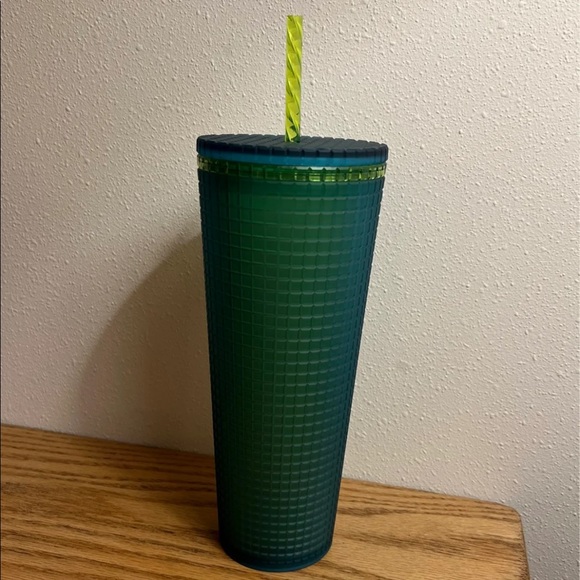 💚NEW💚Starbucks 2022 Soft Touch Green Grid Venti Tumbler 24oz - Picture 2 of 4